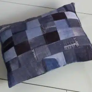 un coussin en patchwork de jeans. illustration de l'atelier couture débutant Nantes "housse de coussin"