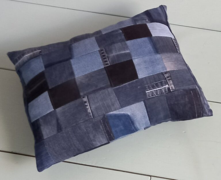 un coussin en patchwork de jeans. illustration de l'atelier couture débutant Nantes "housse de coussin"