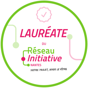 badge cerclé de vert sur lequel est mentionné Lauréate du réseau initiative nantes en rose