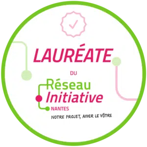 badge cerclé de vert sur lequel est mentionné Lauréate du réseau initiative nantes en rose