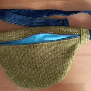 sac banane crée à partir de tissus de seconde main: jean, drap housse, chutes de tissu tapissier