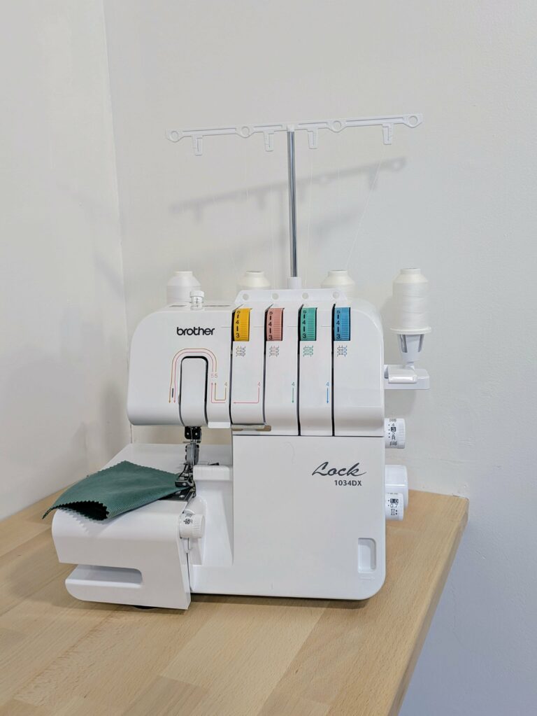 surjeteuse brother avec une pièce de tissu vert