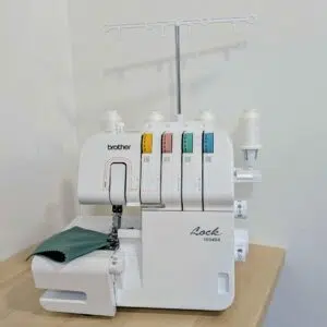 surjeteuse brother avec une pièce de tissu vert