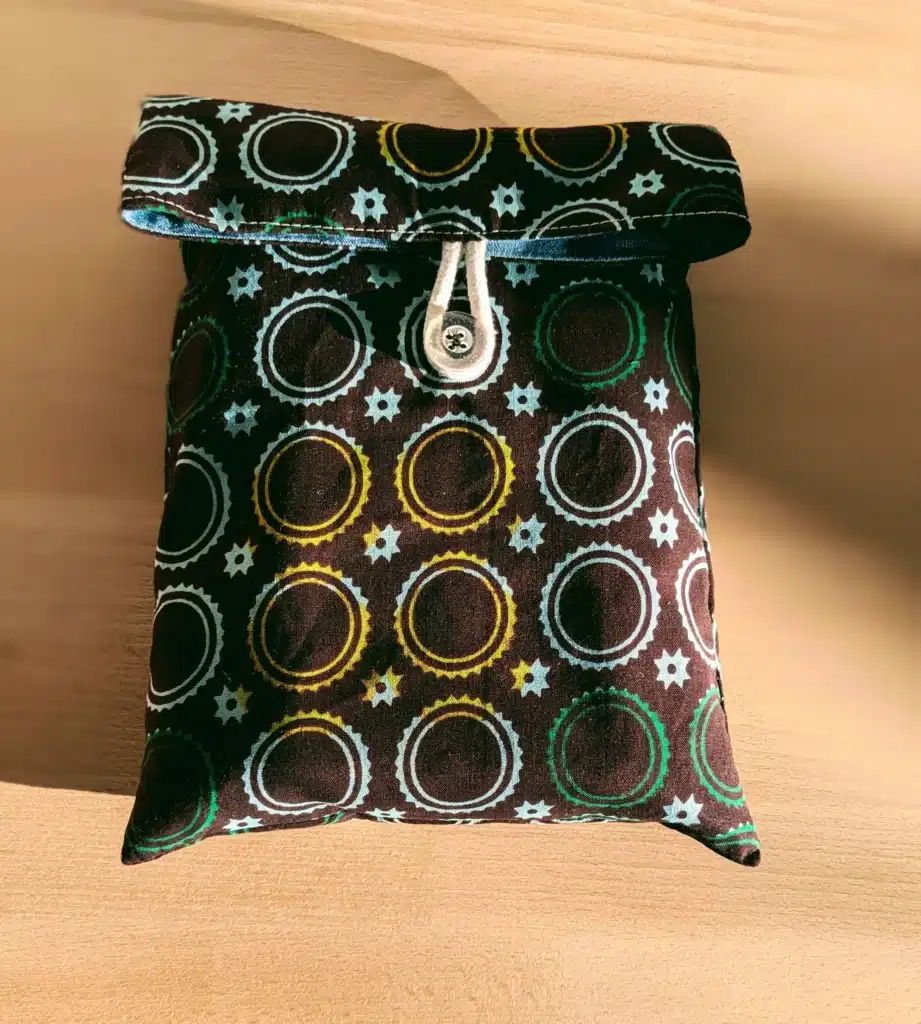 pochette à livre fermée sur fond bois