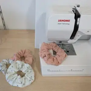 une machine à coudre et trois chouchous réalisés à partir de textiles de réemploi à Nantes