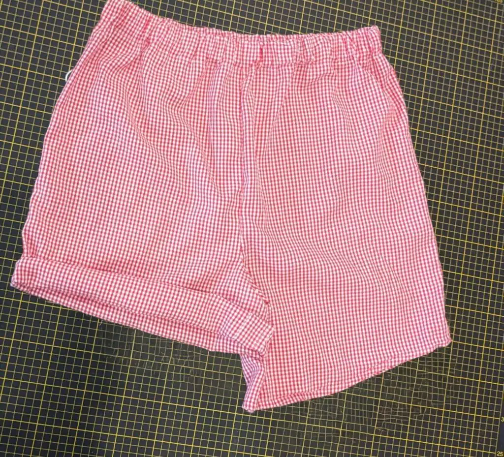 un short en vichy rouge et blanc fabriqué par Re Up Circle Nantes à partir d'une chemise