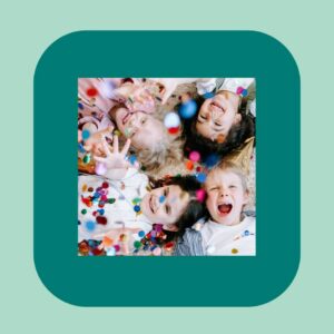 des enfants joyeux à l'idée de faire une session annuelle chez Re Up Circle et d'apprendre la couture