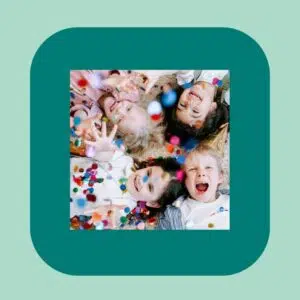des enfants joyeux à l'idée de faire une session annuelle chez Re Up Circle et d'apprendre la couture