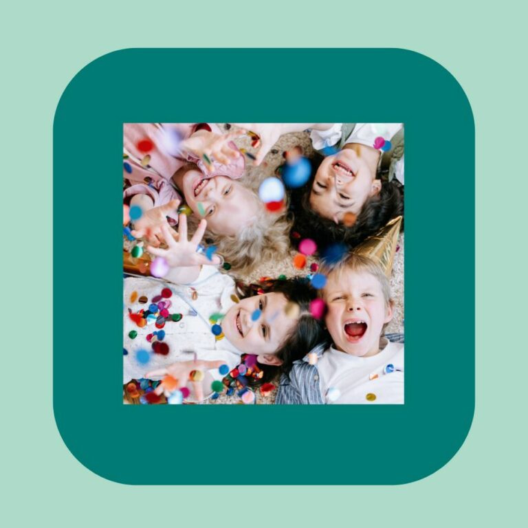 des enfants joyeux à l'idée de faire une session annuelle chez Re Up Circle et d'apprendre la couture