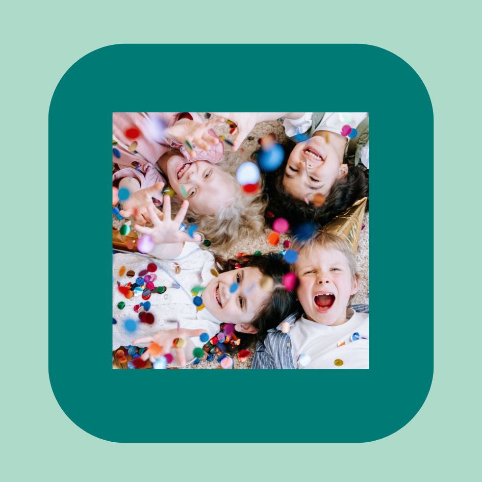 des enfants joyeux à l'idée de faire une session annuelle chez Re Up Circle et d'apprendre la couture