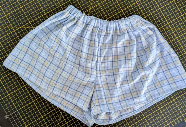 un short bleu à carreaux jaune pale issu d'une chemise