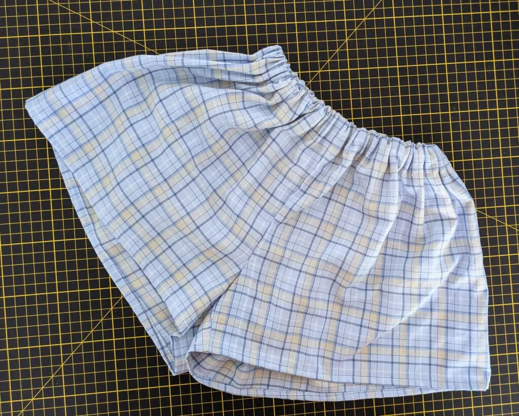 un short bleu à carreaux jaune pale issu d'une chemise