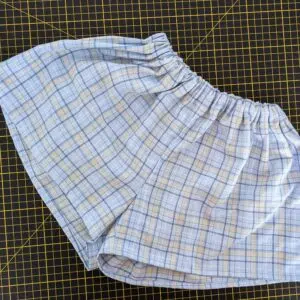 un short bleu à carreaux jaune pale issu d'une chemise