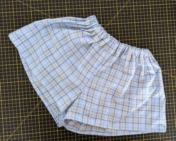 un short bleu à carreaux jaune pale issu d'une chemise