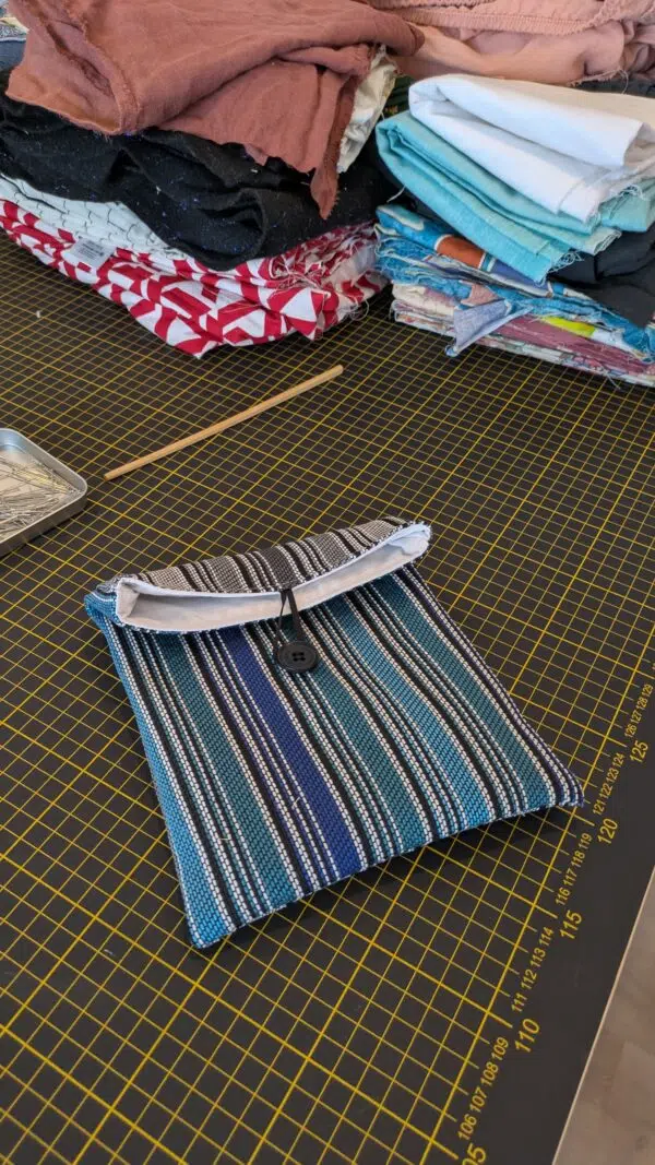 pochette à liseuse réalisée en tissu de réemploi chez Re Up Circle