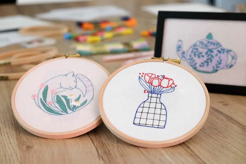 des tambours de broderies avec une broderie chat lové et une broderie vase avec fleurs couleurs douces et designs modernes