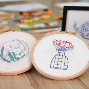 des tambours de broderies avec une broderie chat lové et une broderie vase avec fleurs couleurs douces et designs modernes