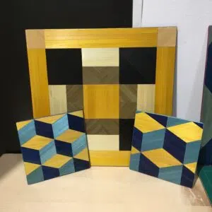 des tableaux en marqueterie de paille dans les tons bleu jaune et vert