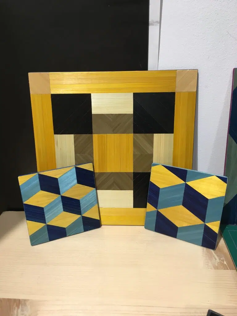 des tableaux en marqueterie de paille dans les tons bleu jaune et vert