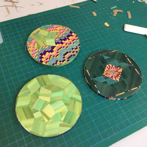 de la marqueterie de paille circulaire multicolore