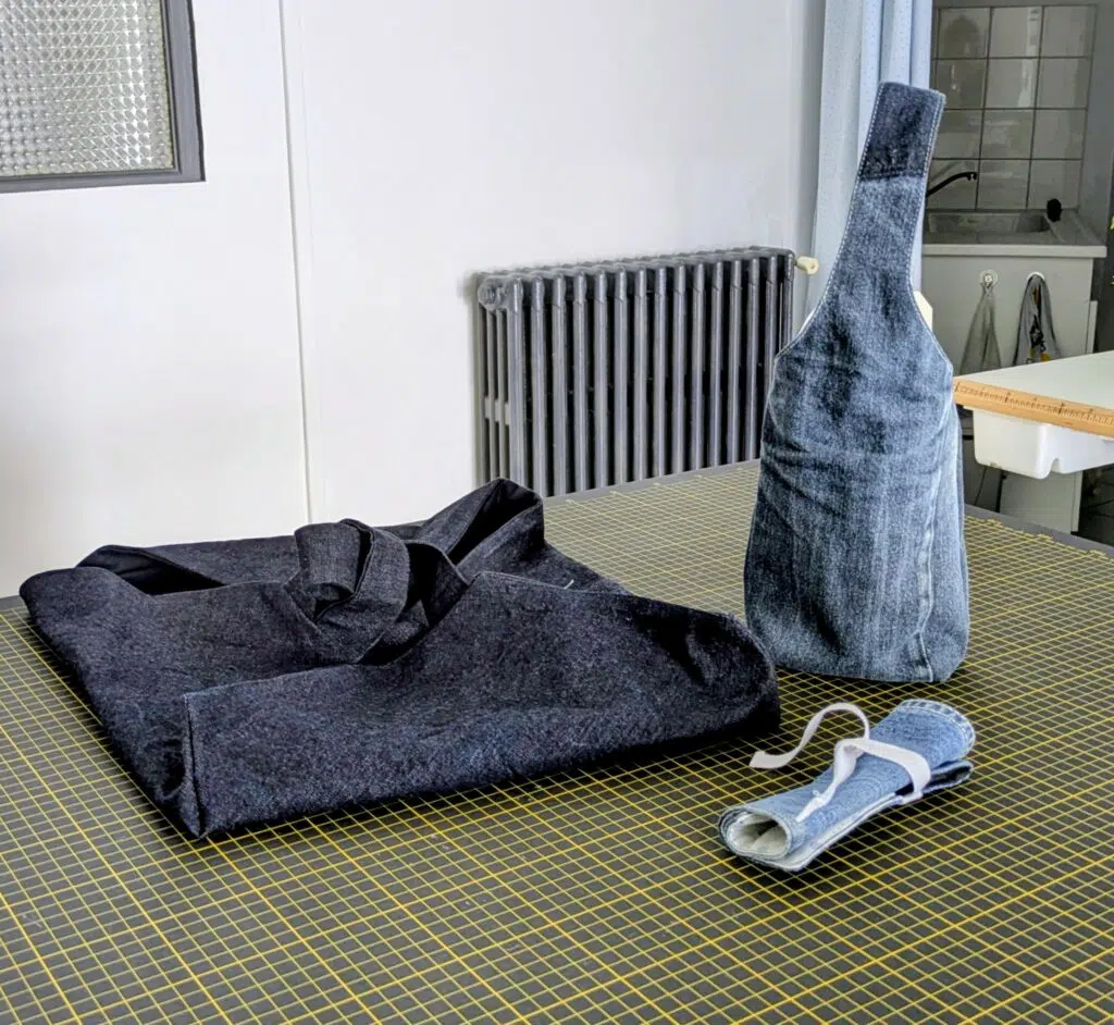 sac à tarte, porte bouteille et étui à couverts réalisés en jean upcyclés chez Re Up Circle Nantes