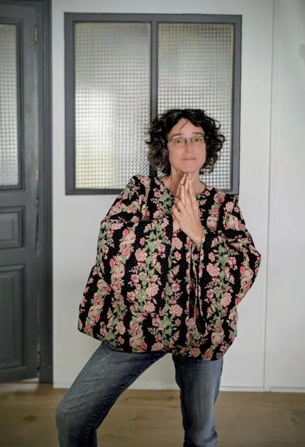 une femme brune porte un kimono upcyclé cousu chez Re Up Circle Nantes