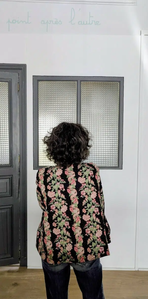 une femme brune de dos porte un kimono upcyclé cousu chez Re Up Circle Nantes