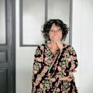 une femme brune porte un kimono upcyclé cousu chez Re Up Circle Nantes
