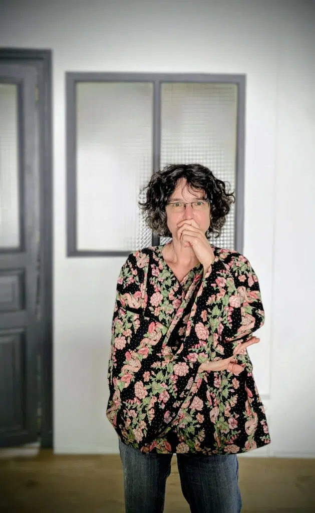une femme brune porte un kimono upcyclé cousu chez Re Up Circle Nantes