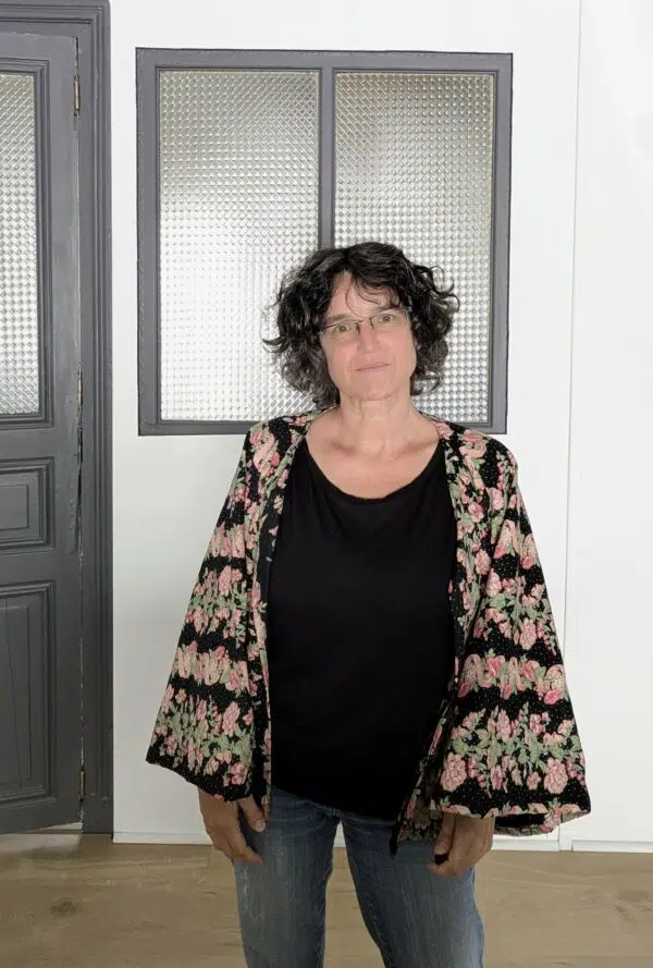 une femme brune porte un kimono upcyclé cousu chez Re Up Circle Nantes