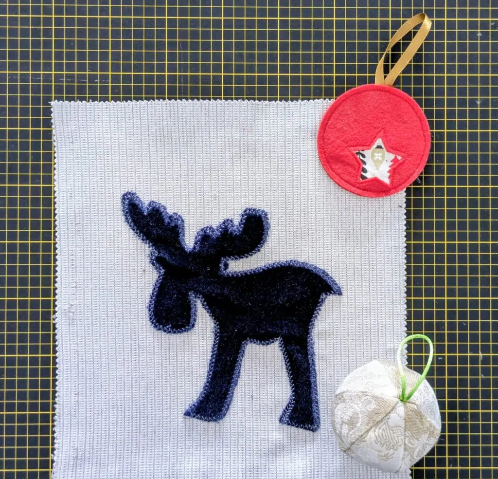 quelques décorations de noël upcyclées chez Re Up Circle Nantes. Un renne pour devenir un coussin, des boules de noëls en tissu et feutrine, des figurines à suspendre