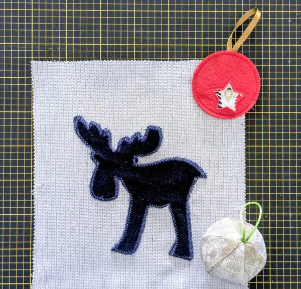 quelques décorations de noël upcyclées chez Re Up Circle Nantes. Un renne pour devenir un coussin, des boules de noëls en tissu et feutrine, des figurines à suspendre