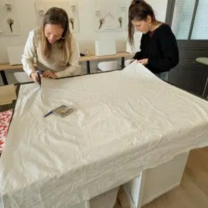 deux couturière intermédiaire chez Re Up Circle Nantes qui coupent du tissu
