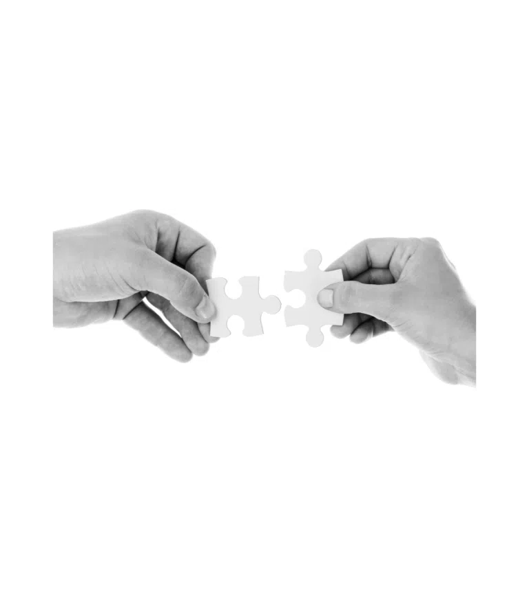emboiter des pièces de puzzle pour illustrer un partenariat