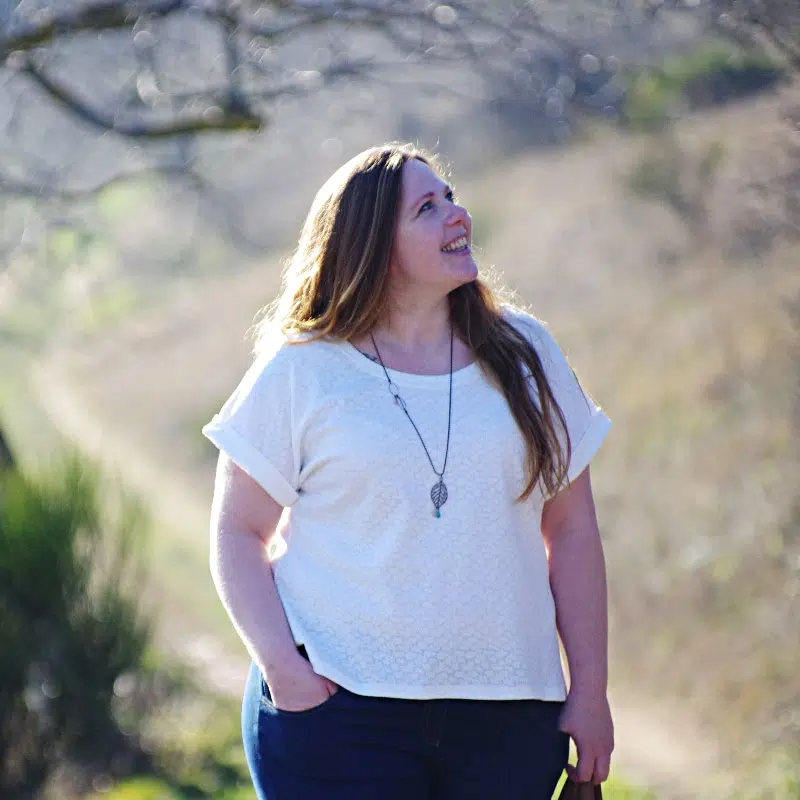 jeuen femme portant un trop top ivanne soufflet manches courte blanc en broderie anglaise