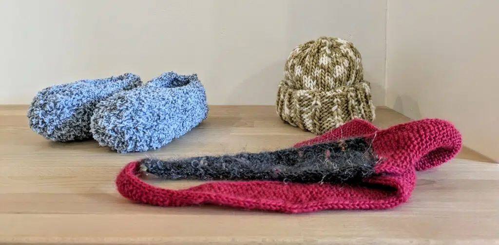des chaussons, une écharpe et un bonnet tricotés à la main en atelier chez Re Up Cricle nantes